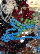 A GOOD SELECTION OF VINTAGE BEADS.