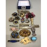A QUANTITY OF 20th C. BROOCHES, VARIOUS STYLES AND DESIGNS.