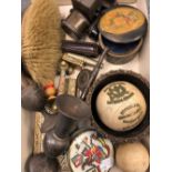 A GROUP OF COLLECTABLES TO INCLUDE A HALLMARKED SILVER CASED CLOTHES BRUSH, BUTTONS, VARIOUS TRINKET