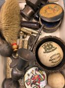 A GROUP OF COLLECTABLES TO INCLUDE A HALLMARKED SILVER CASED CLOTHES BRUSH, BUTTONS, VARIOUS TRINKET