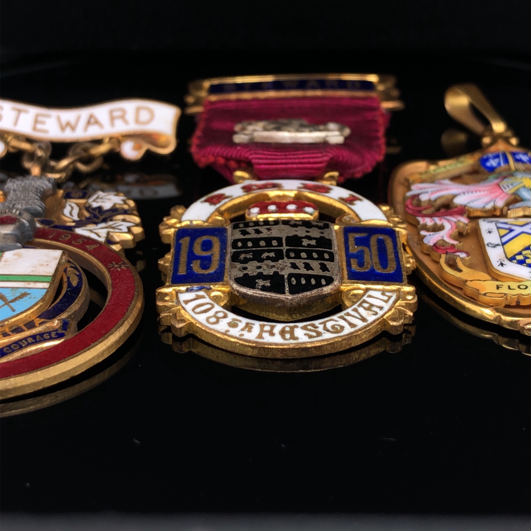 A HALLMARKED 9ct GOLD AND ENAMEL MAYORS MEDALLION, ENGRAVED WITH ENAMEL BANNERS 1951-54, AND FLOREAT