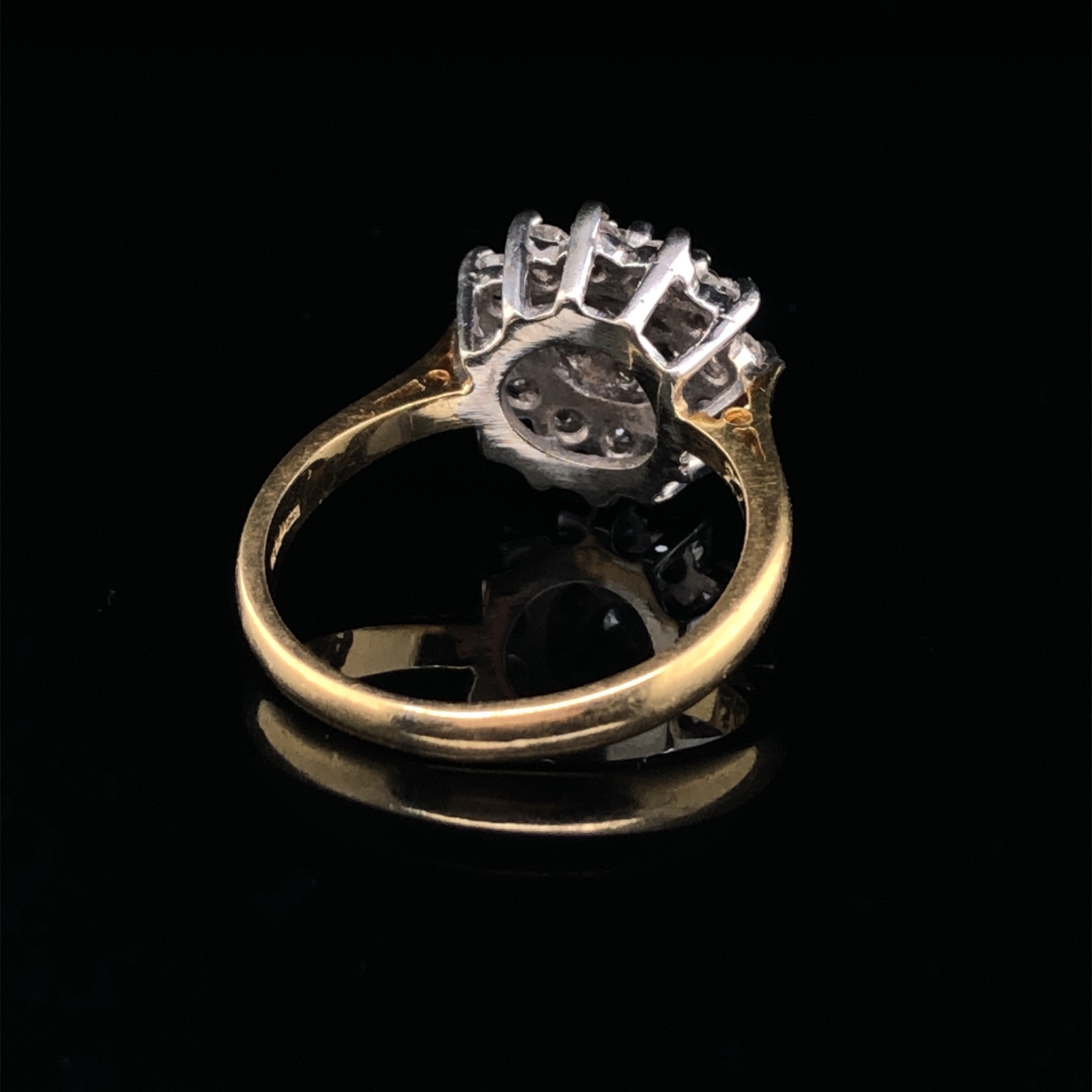 AN 18CT YELLOW GOLD AND TRIPLE TIER DIAMOND CLUSTER RING. SET WITH NINETEEN ROUND BRILLIANT CUT - Image 4 of 8