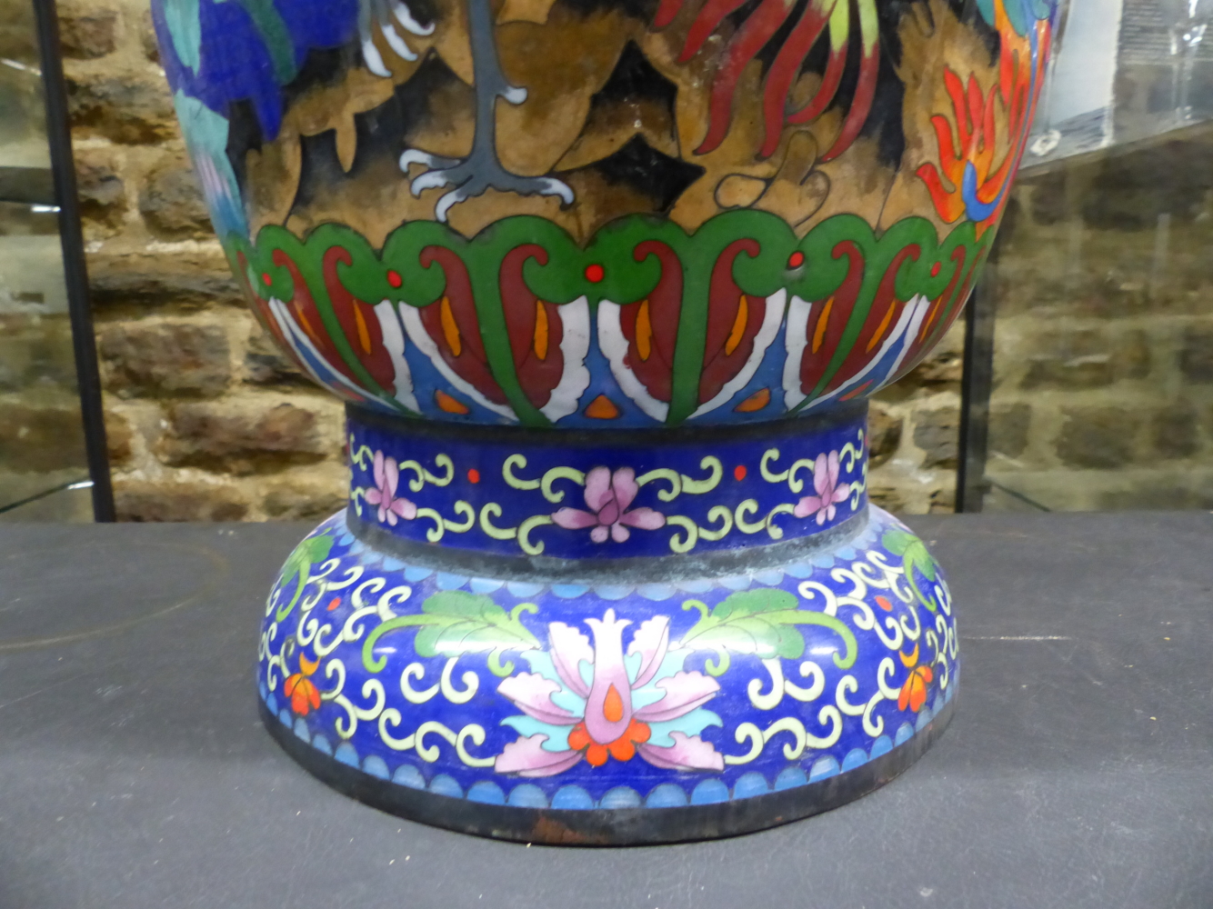 A CHINESE CLOISONNE ENAMEL BALUSTER VASE WORKED WITH TWO PHOENIX AMONGST PEONIES ON A DEEP BLUE - Image 6 of 9