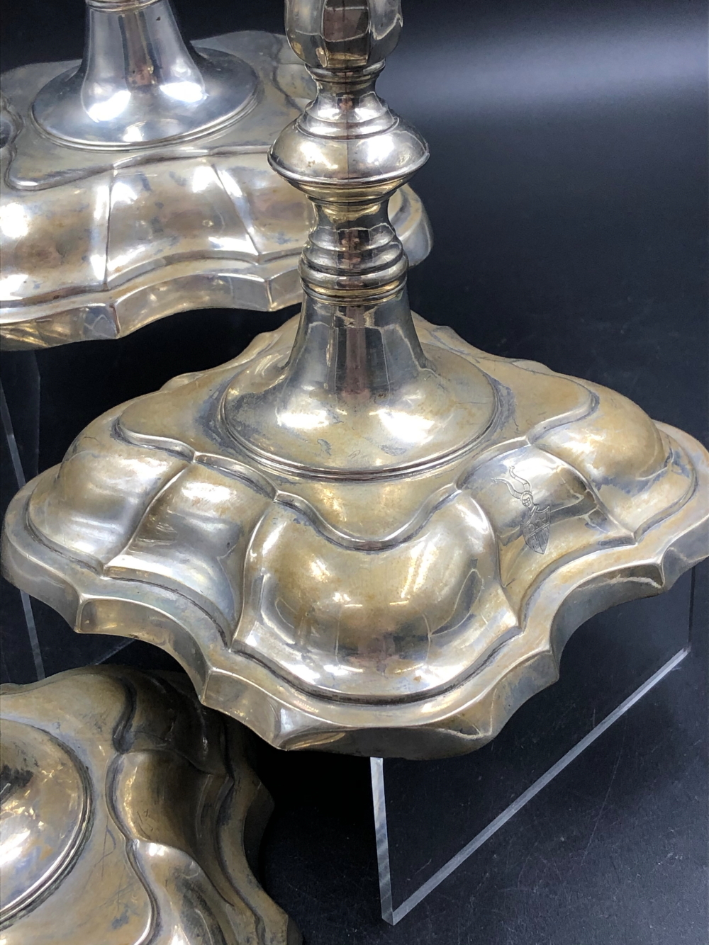 A MATCHED SET OF THREE CONTINENTAL SILVER CANDLESTICKS WITH REMOVABLE DRIP TRAYS, ON SHAPED SQUARE - Image 5 of 12