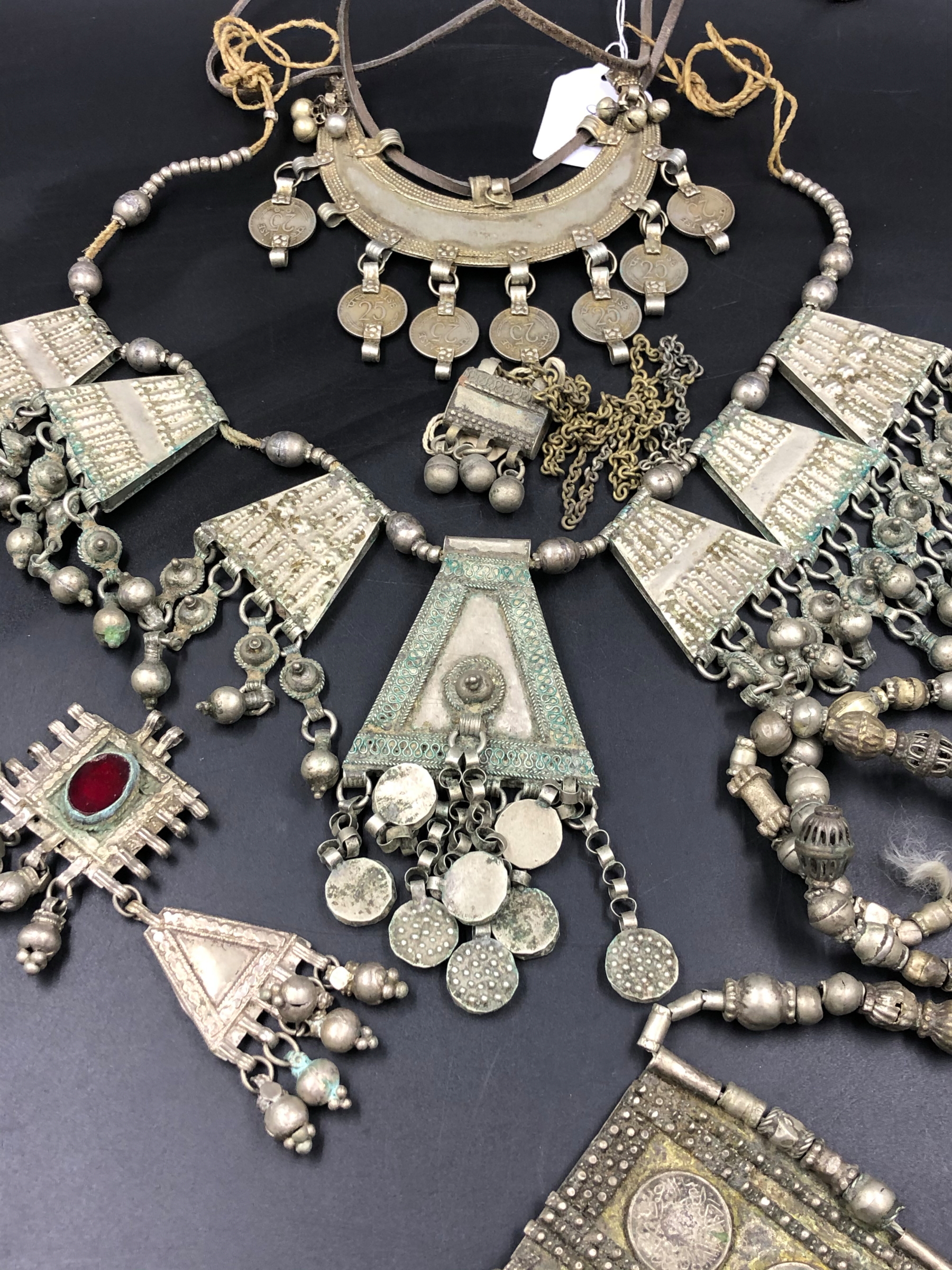 A QUANTITY OF VARIOUS VINTAGE TRIBAL NECKLACES AND ASSOCIATED PARTS INCLUDING STONE INSET AND
