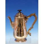 AN EARLY 19th.C. HALLMARKED SILVER COFFEE POT WITH HINGED COVER, DATED 1816 SHEFFIELD, FOR