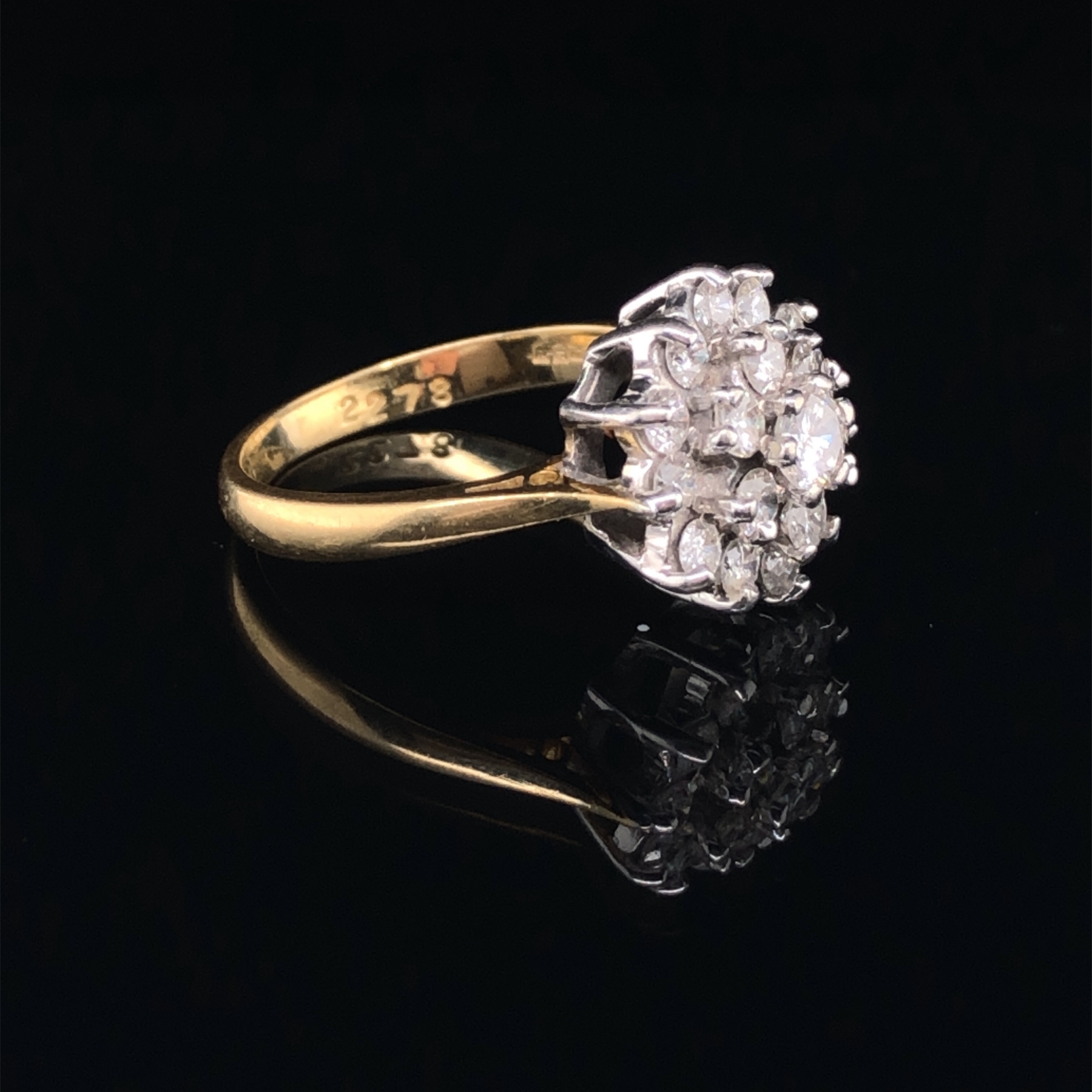 AN 18CT YELLOW GOLD AND TRIPLE TIER DIAMOND CLUSTER RING. SET WITH NINETEEN ROUND BRILLIANT CUT - Image 5 of 8