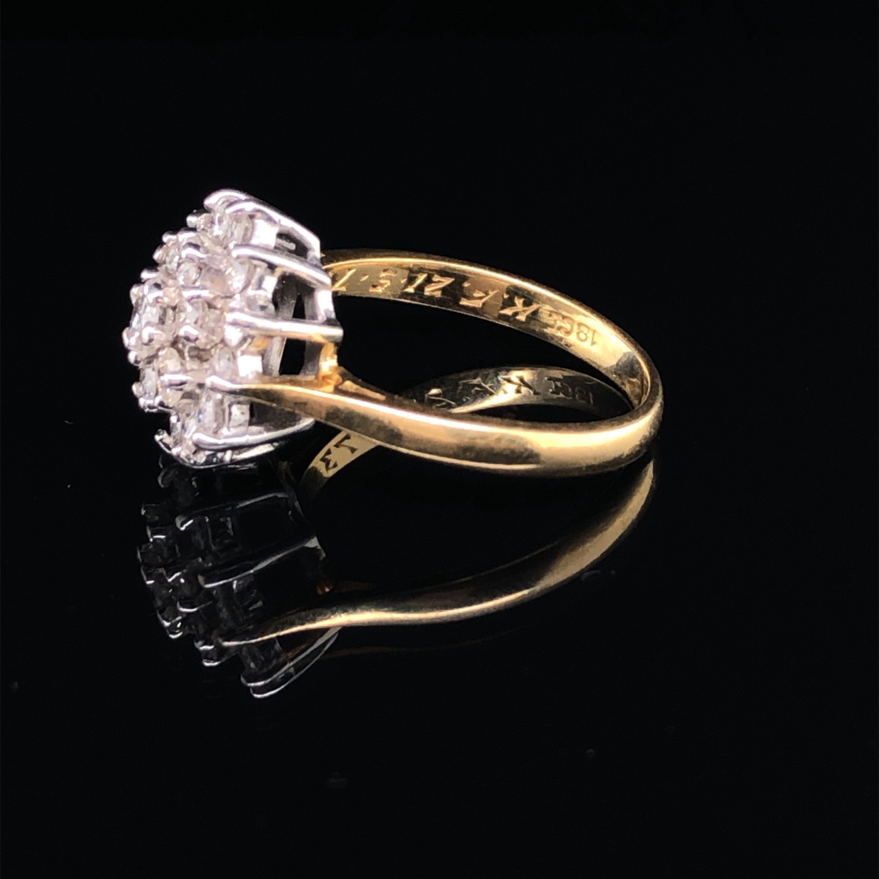 AN 18CT YELLOW GOLD AND TRIPLE TIER DIAMOND CLUSTER RING. SET WITH NINETEEN ROUND BRILLIANT CUT - Image 6 of 8