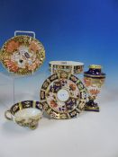 A COLLECTION OF ENGLISH IMARI PALETTE WARES, TO INCLUDE: A CROWN DERBY VASE AND SMALL DISH, A