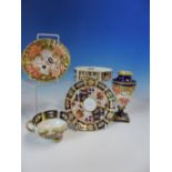 A COLLECTION OF ENGLISH IMARI PALETTE WARES, TO INCLUDE: A CROWN DERBY VASE AND SMALL DISH, A