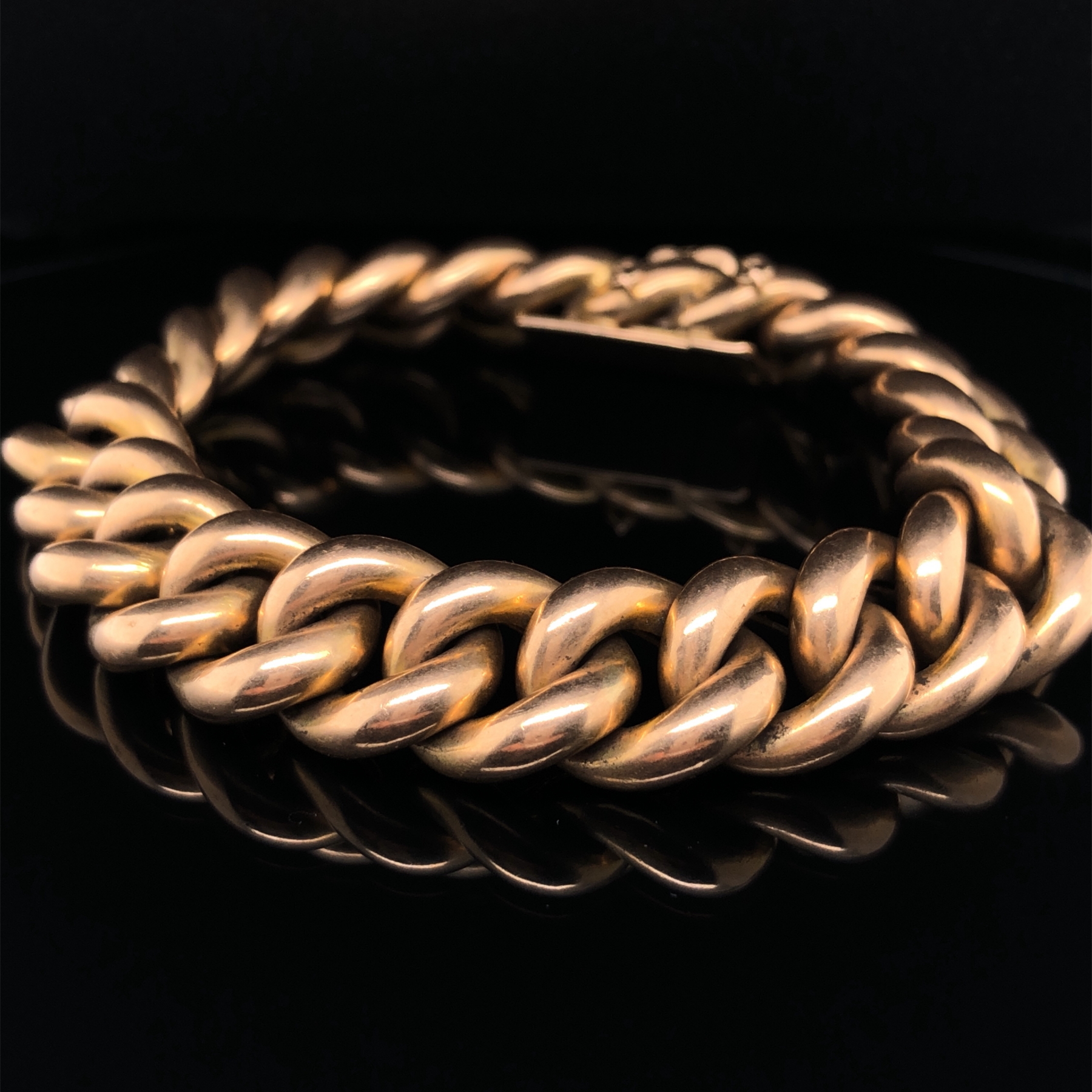 AN EDWARDIAN 15ct GOLD CURB BRACELET, COMPLETE WITH INTEGRAL CLASP AND SAFETY CHAIN. LENGTH APPROX - Image 5 of 5