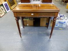 A CROSS BANDED VICTORIAN ROSEWOOD GAMES TABLE, TWO OF THE TAPERING CYLINDRICAL FLUTED LEGS DRAWING