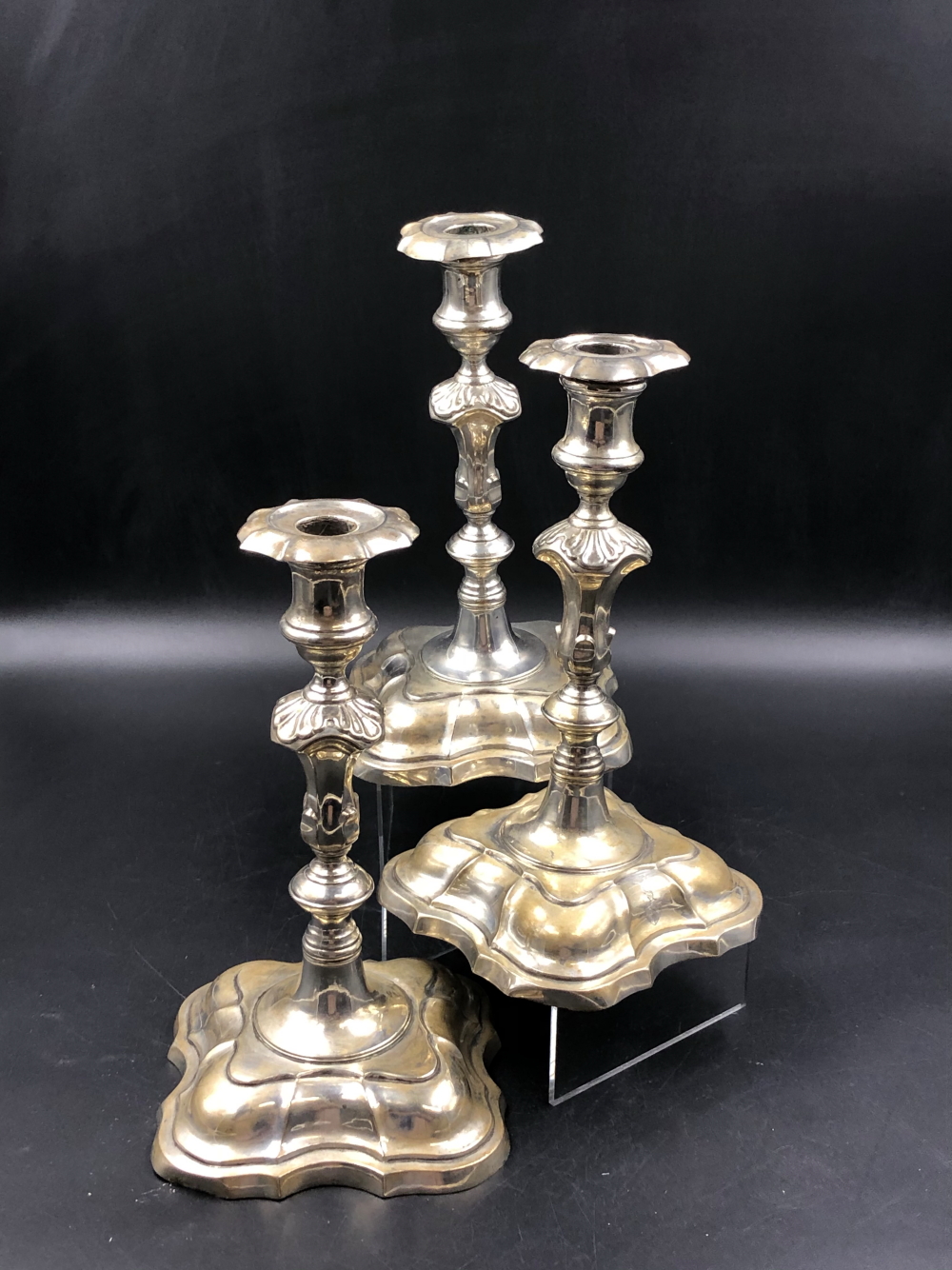 A MATCHED SET OF THREE CONTINENTAL SILVER CANDLESTICKS WITH REMOVABLE DRIP TRAYS, ON SHAPED SQUARE - Image 7 of 12