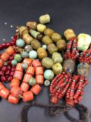 A STRING OF 14 CARVED HARDSTONE EASTERN BEADS, FIVE FURTHER LOOSE EXAMPLES, TOGETHER WITH A STRING