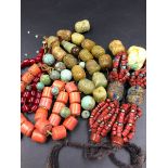 A STRING OF 14 CARVED HARDSTONE EASTERN BEADS, FIVE FURTHER LOOSE EXAMPLES, TOGETHER WITH A STRING