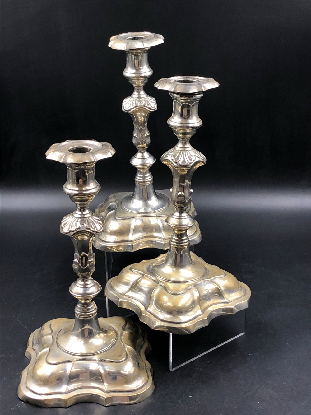 A MATCHED SET OF THREE CONTINENTAL SILVER CANDLESTICKS WITH REMOVABLE DRIP TRAYS, ON SHAPED SQUARE - Image 8 of 12