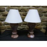 A PAIR OF ROUGE MARBLE BALUSTER TABLE LAMPS WITH WHITE SHADES. H 40cms.