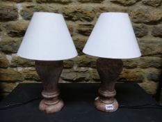 A PAIR OF ROUGE MARBLE BALUSTER TABLE LAMPS WITH WHITE SHADES. H 40cms.