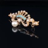 A VICTORIAN 9ct GOLD, TURQUOISE AND PEARL BROOCH, FORMED AS A CORONET ABOVE A BOW, FINISHED WITH