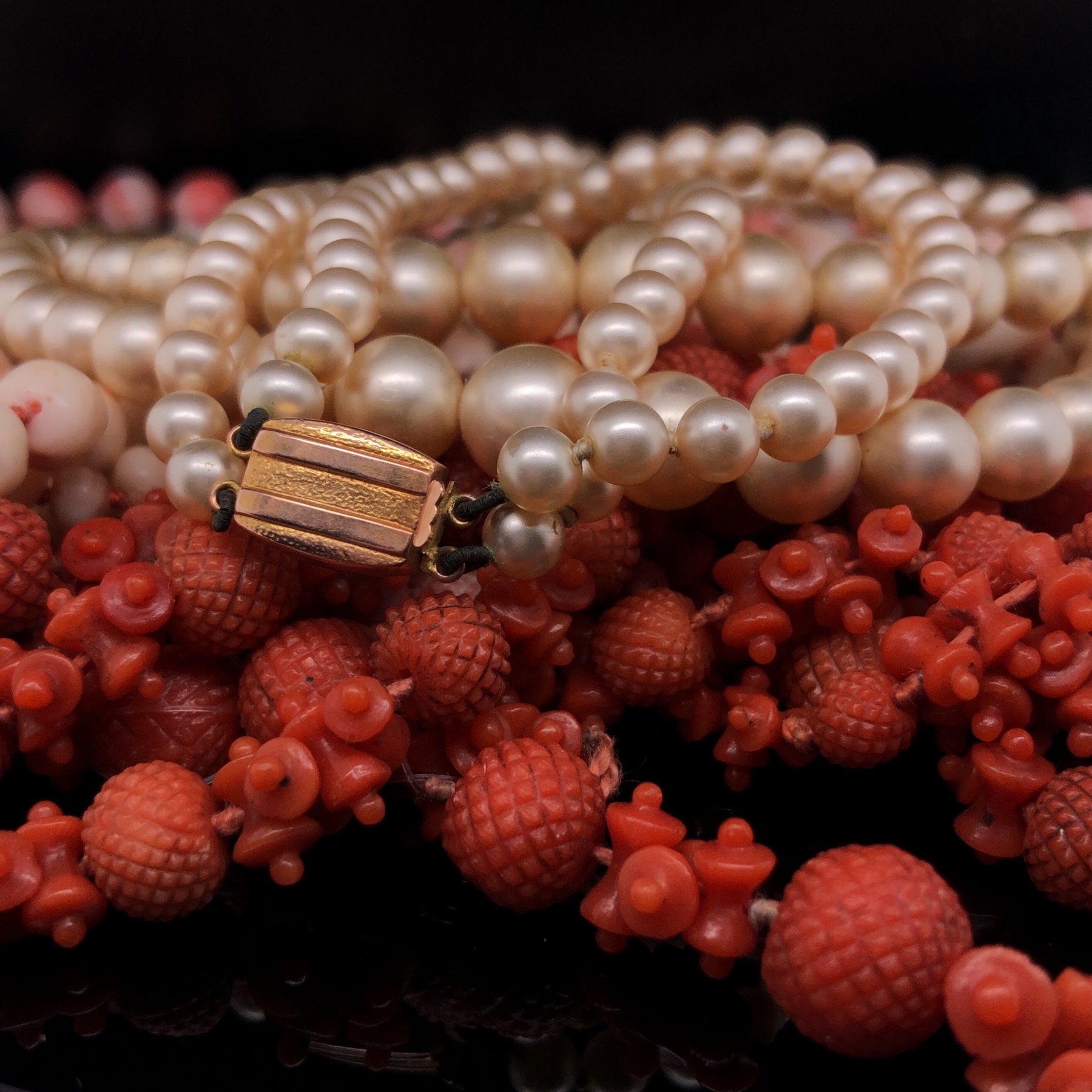 AN ANTIQUE CARVED RED CORAL ROPE OF BEADS AND SPACERS, COMPLETE WITH AN ENGRAVED BOX CLASP. APPROX - Image 4 of 31