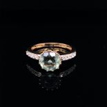 A 9ct YELLOW GOLD, GREEN AND WHITE GEMSTONE RING, FINGER SIZE O, WEIGHT 3.1grms.