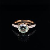 A 9ct YELLOW GOLD, GREEN AND WHITE GEMSTONE RING, FINGER SIZE O, WEIGHT 3.1grms.