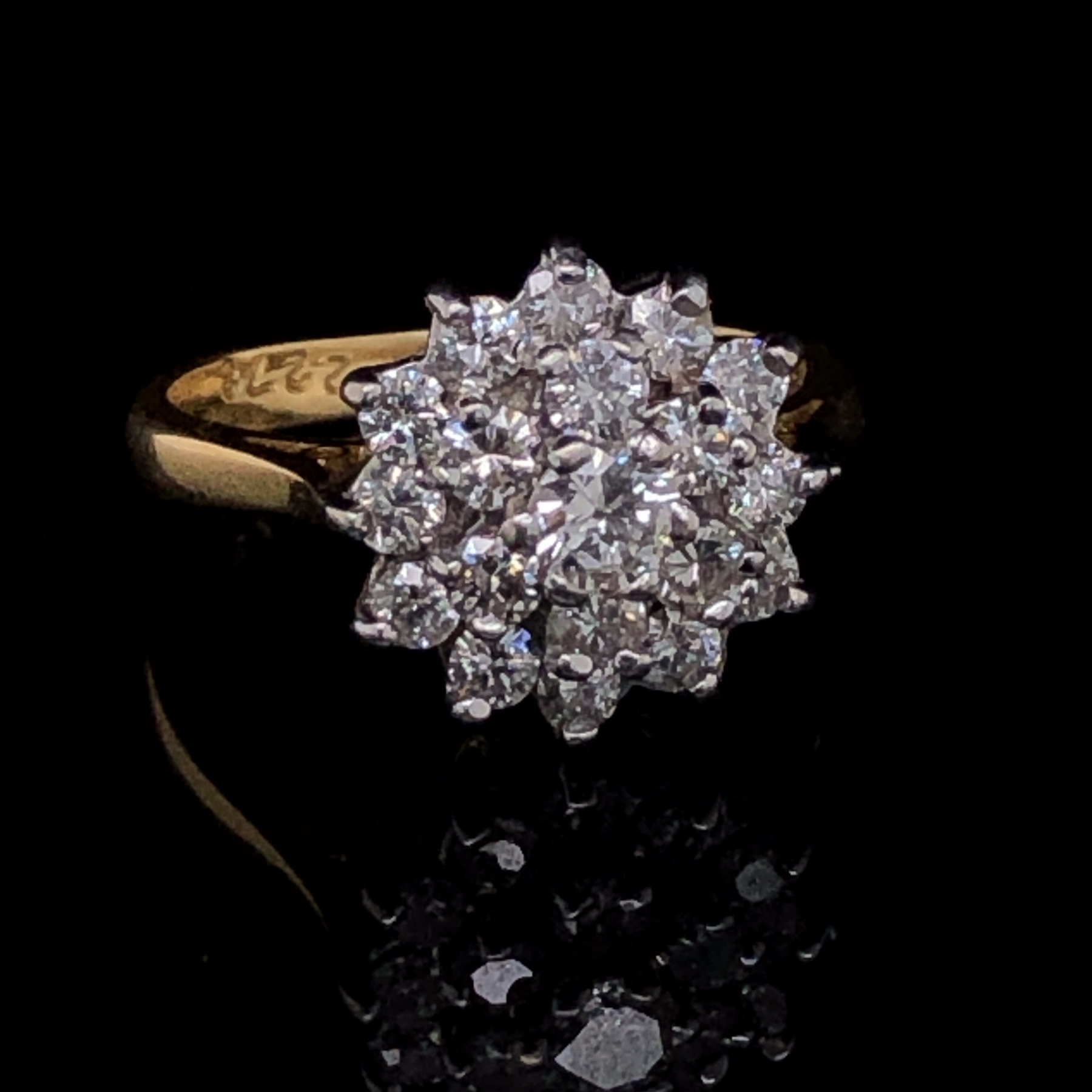 AN 18CT YELLOW GOLD AND TRIPLE TIER DIAMOND CLUSTER RING. SET WITH NINETEEN ROUND BRILLIANT CUT - Image 3 of 8