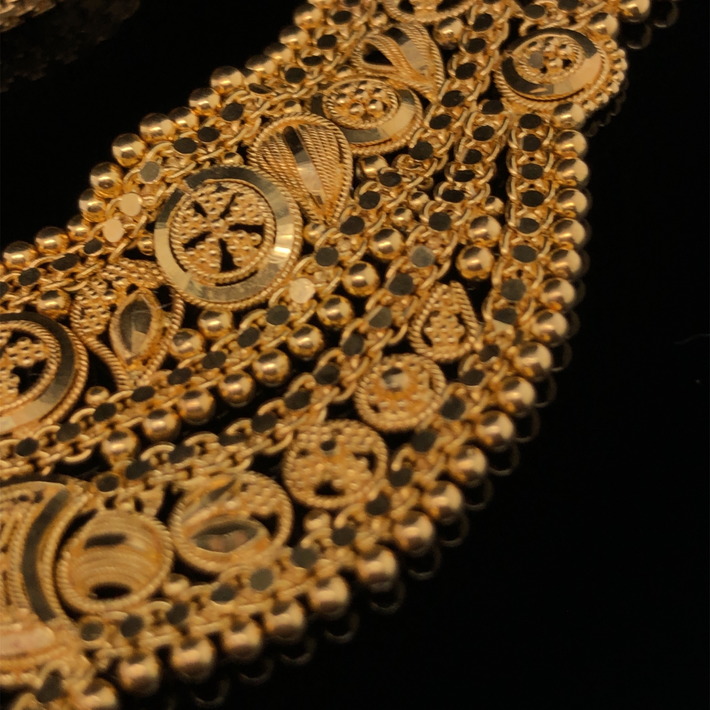 AN ARABIC 22ct FINE GOLD SUITE OF JEWELLERY COMPRISING OF A NECKLET, A PAIR OF SCREW BACK DROP - Image 7 of 13