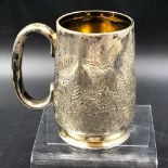 A VICTORIAN HALLMARKED SILVER TANKARD WITH GILDED INNER DATED 1879 FOR WILLIAM EHRHARDT, TOGETHER