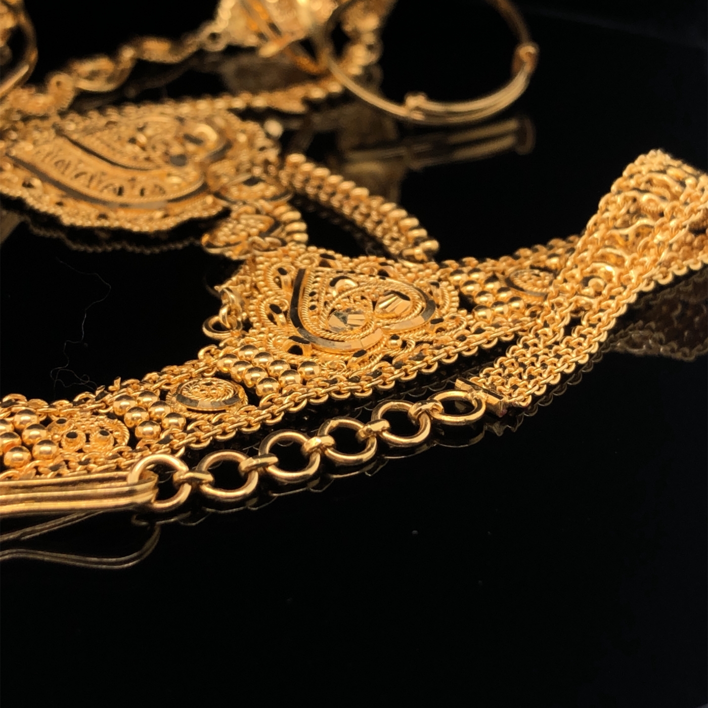 AN ARABIC 22ct FINE GOLD SUITE OF JEWELLERY COMPRISING OF A NECKLET, A PAIR OF SCREW BACK DROP - Image 13 of 13