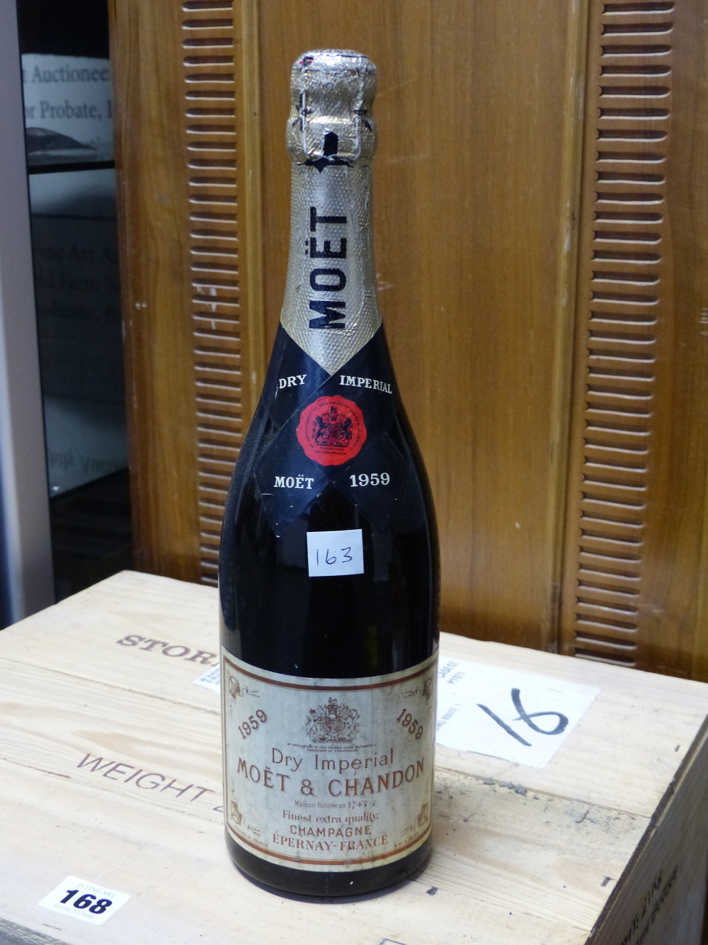 CHAMPAGNE, A 1959 BOTTLE OF MOET & CHANDON, A 1964 HALF BOTTLE OF BOLLINGER TOGETHER WITH SEVEN - Image 4 of 9