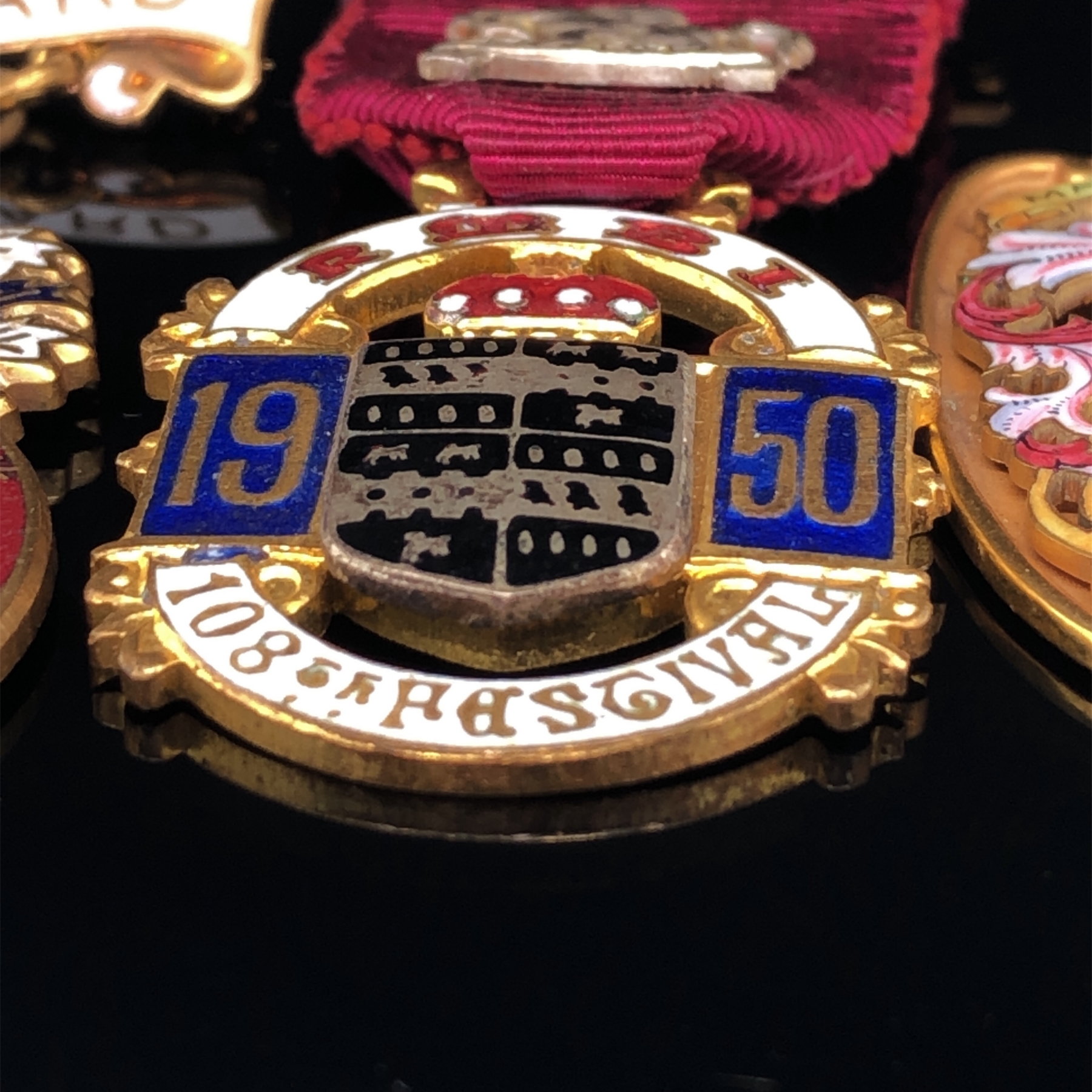 A HALLMARKED 9ct GOLD AND ENAMEL MAYORS MEDALLION, ENGRAVED WITH ENAMEL BANNERS 1951-54, AND FLOREAT - Image 5 of 11