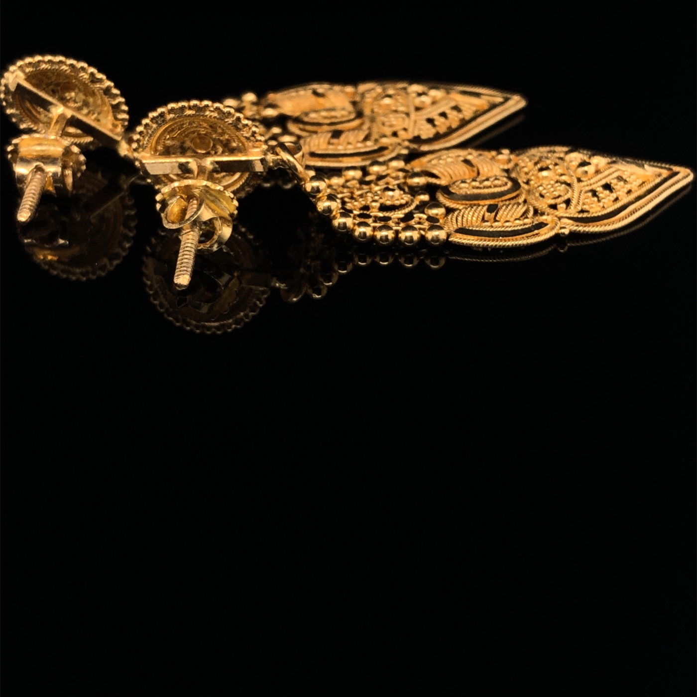 AN ARABIC 22ct FINE GOLD SUITE OF JEWELLERY COMPRISING OF A NECKLET, A PAIR OF SCREW BACK DROP - Image 10 of 13