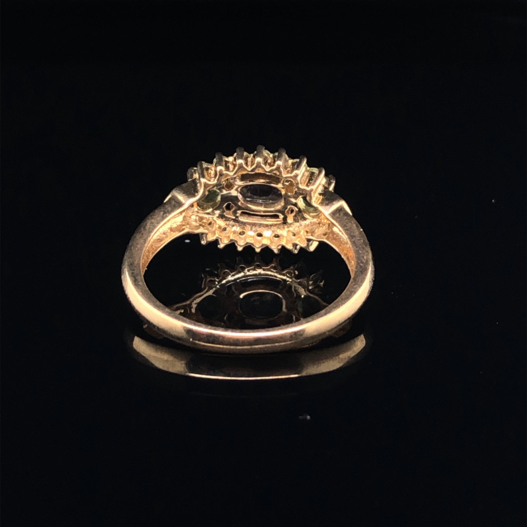 A 9ct GOLD GREEN AND CHAMPAGNE GEMSTONE DRESS RING, FINGER SIZE N, WEIGHT 3.1grms. - Image 3 of 4