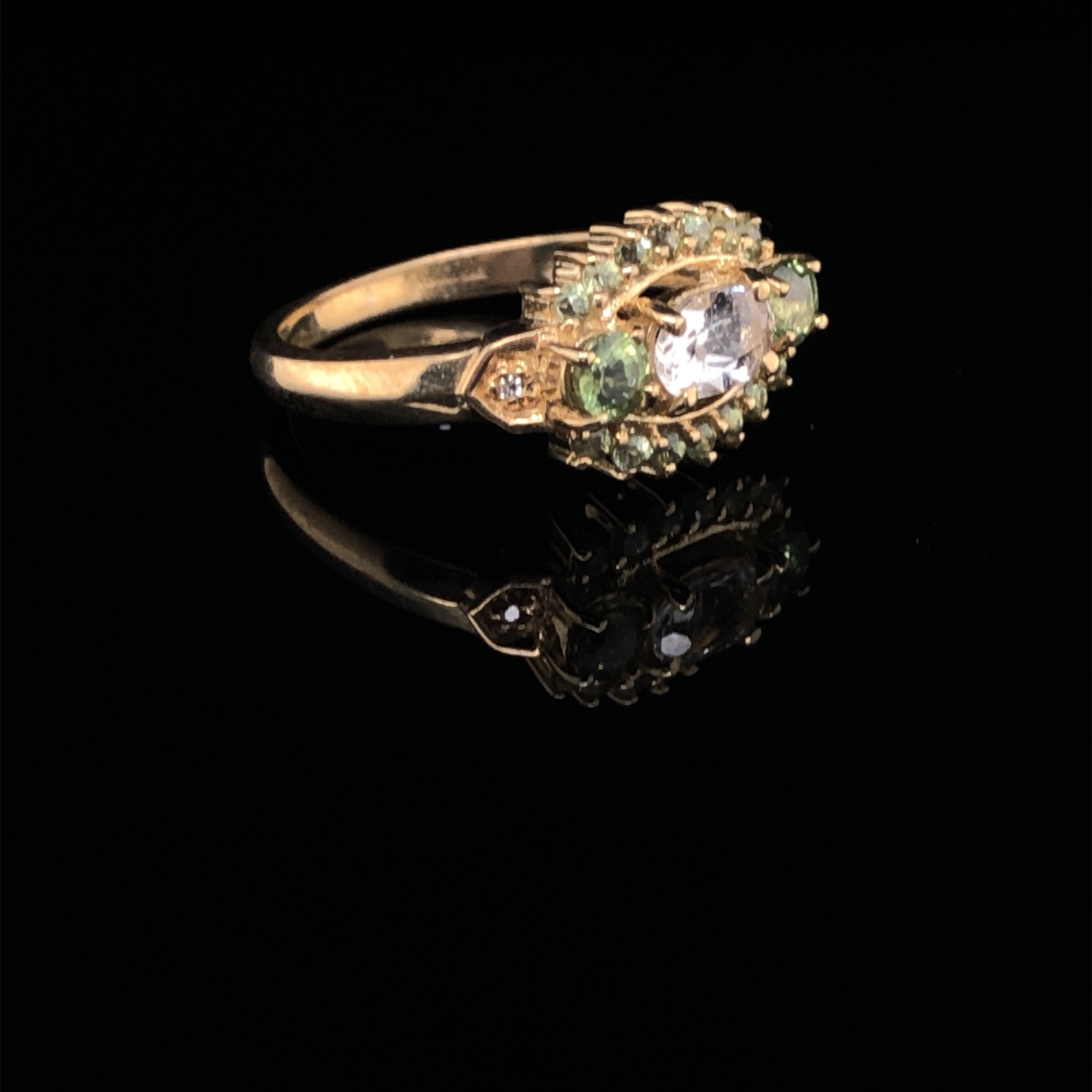 A 9ct GOLD GREEN AND CHAMPAGNE GEMSTONE DRESS RING, FINGER SIZE N, WEIGHT 3.1grms. - Image 4 of 4