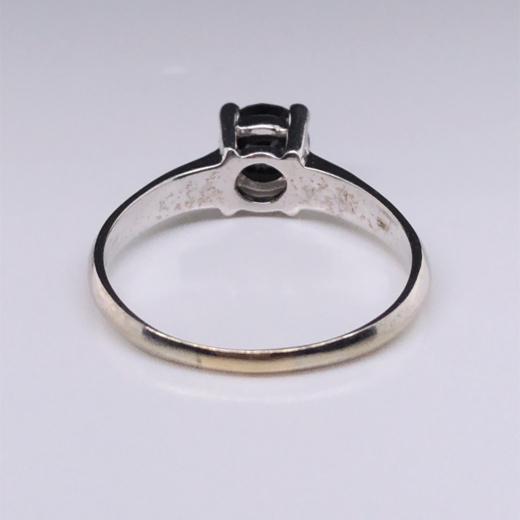 A 9ct WHITE GOLD AND BLACK DIAMOND SOLITAIRE RING. THE ROUND BRILLIANT CUT DIAMOND IN A FOUR CLAW - Image 2 of 3