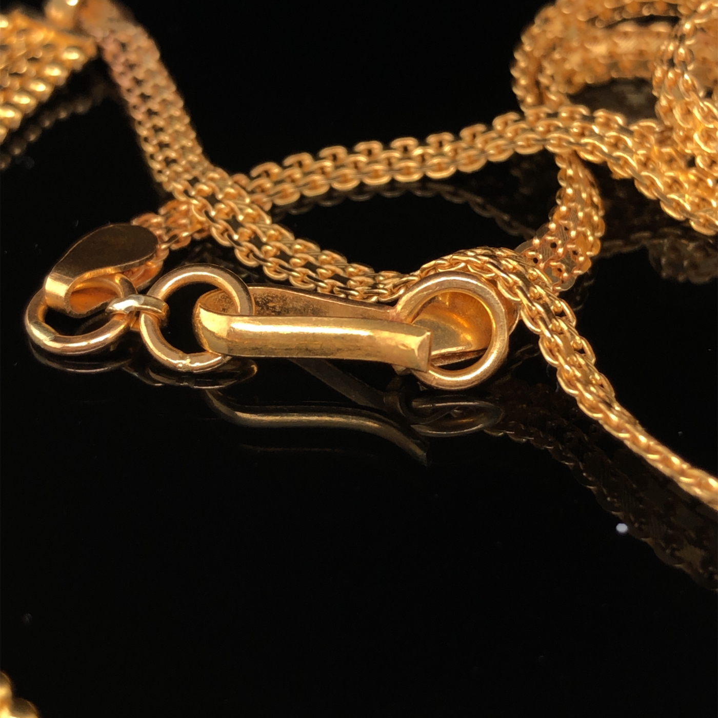 AN ARABIC 22ct FINE GOLD SUITE OF JEWELLERY COMPRISING OF A NECKLET, A PAIR OF SCREW BACK DROP - Image 12 of 13