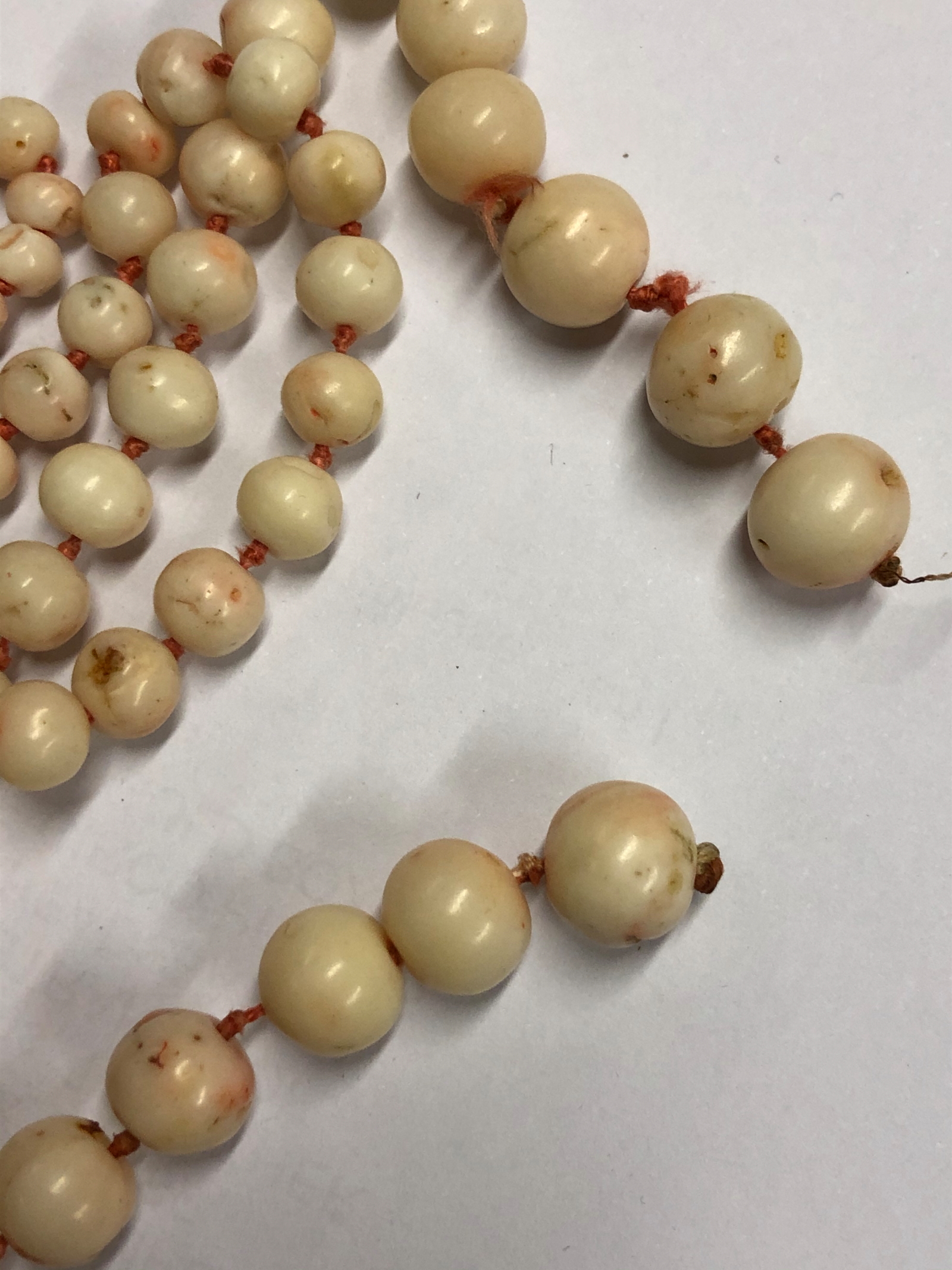 AN ANTIQUE CARVED RED CORAL ROPE OF BEADS AND SPACERS, COMPLETE WITH AN ENGRAVED BOX CLASP. APPROX - Image 26 of 31