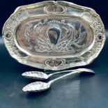 AN ART NOUVEAU HALLMARKED SILVER TRAY DATED 1905 BIRMINGHAM POSSIBY FOR HENRY MATTHEWS, DECORATED
