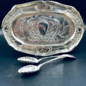 AN ART NOUVEAU HALLMARKED SILVER TRAY DATED 1905 BIRMINGHAM POSSIBY FOR HENRY MATTHEWS, DECORATED