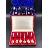 A CASED SET OF SIX HALLMARKED SILVER AND GUILLOCHE ENAMEL TEA SPOONS, DECORATED WITH A FLORAL