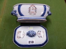 A LATE 18th C. CHINESE ARMORIAL SAUCE TUREEN AND COVER, THE BLUE AND GILT DRAPED CREST OF A LADY