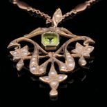 AN EDWARDIAN 9ct GOLD SEED PEARL AND PERIDOT OPEN WORK PENDANT SUSPENDED ON A 9ct ROSE GOLD FANCY