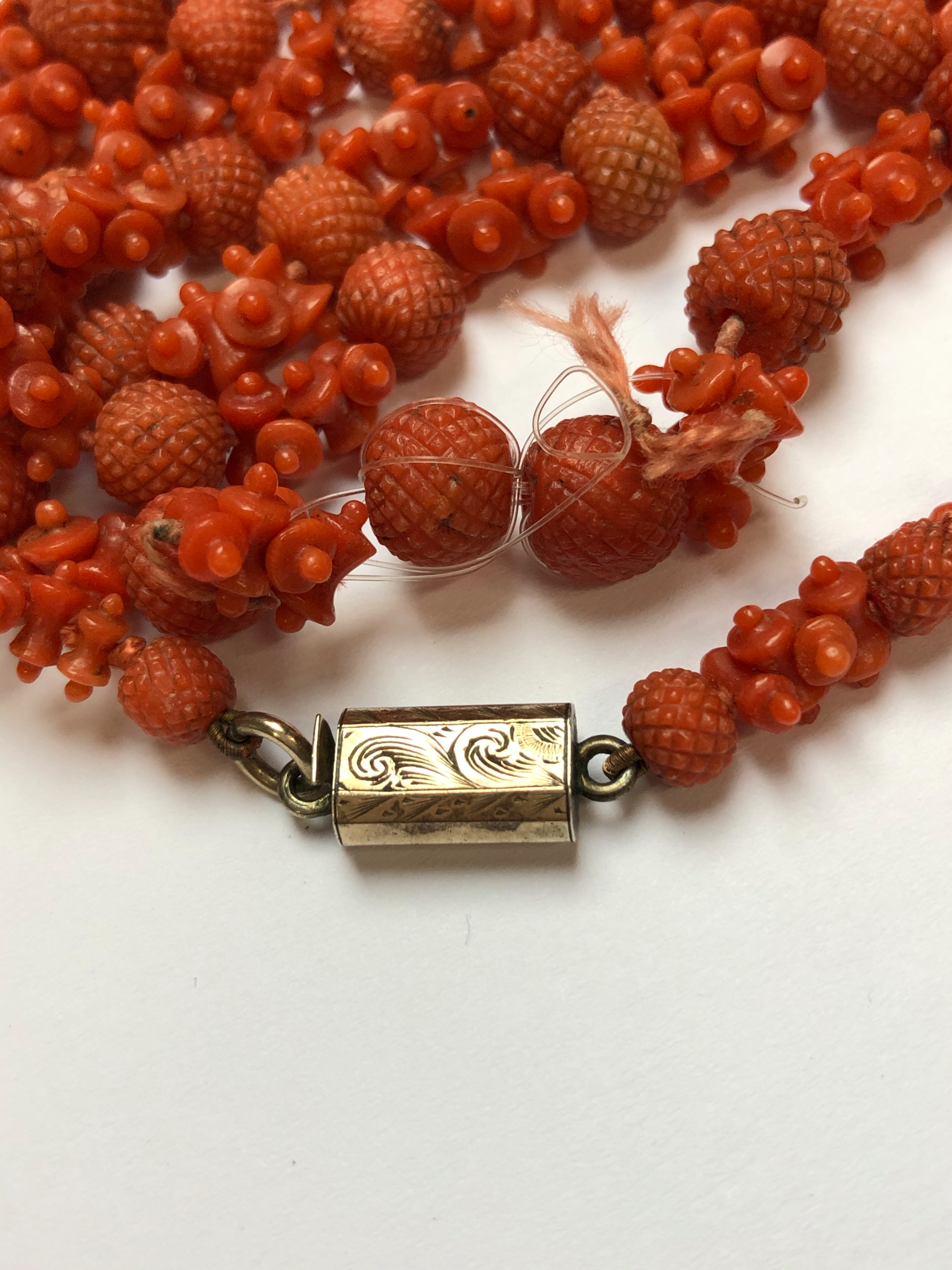 AN ANTIQUE CARVED RED CORAL ROPE OF BEADS AND SPACERS, COMPLETE WITH AN ENGRAVED BOX CLASP. APPROX - Image 16 of 31