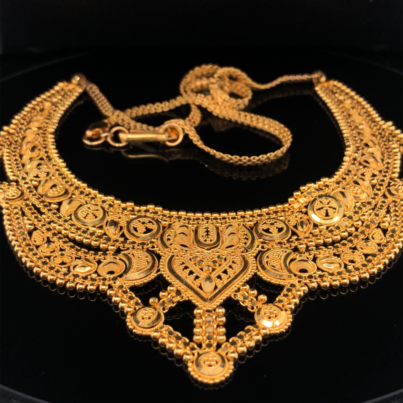 AN ARABIC 22ct FINE GOLD SUITE OF JEWELLERY COMPRISING OF A NECKLET, A PAIR OF SCREW BACK DROP - Image 5 of 13