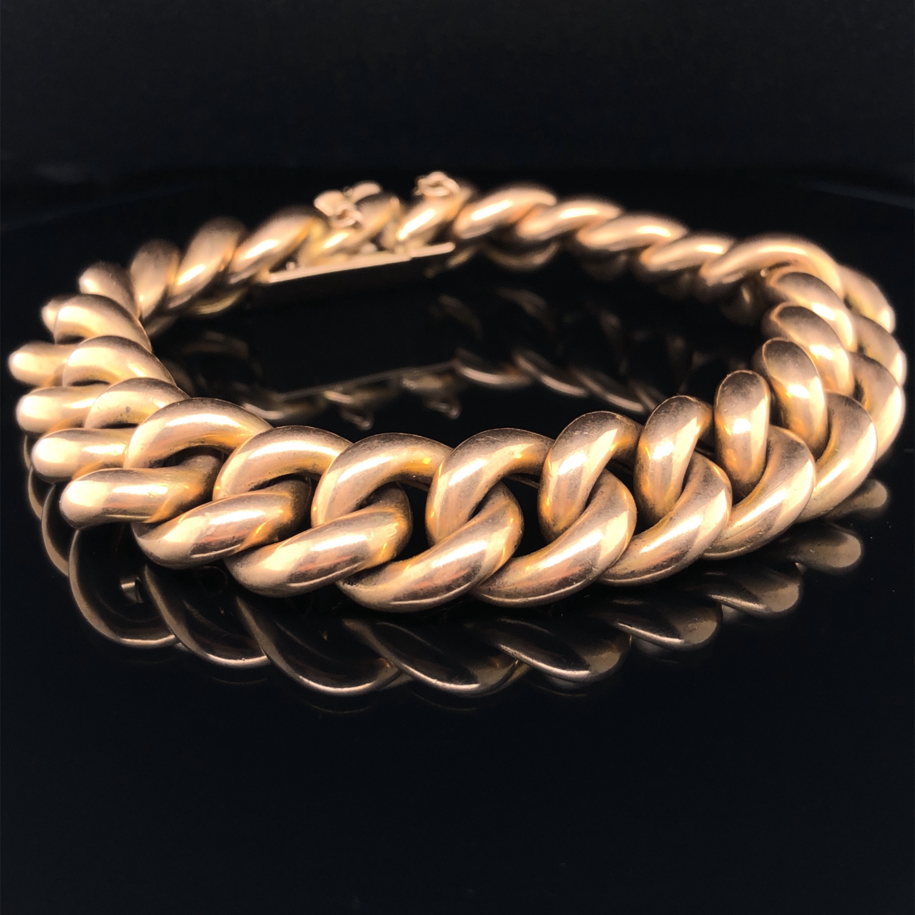 AN EDWARDIAN 15ct GOLD CURB BRACELET, COMPLETE WITH INTEGRAL CLASP AND SAFETY CHAIN. LENGTH APPROX - Image 3 of 5