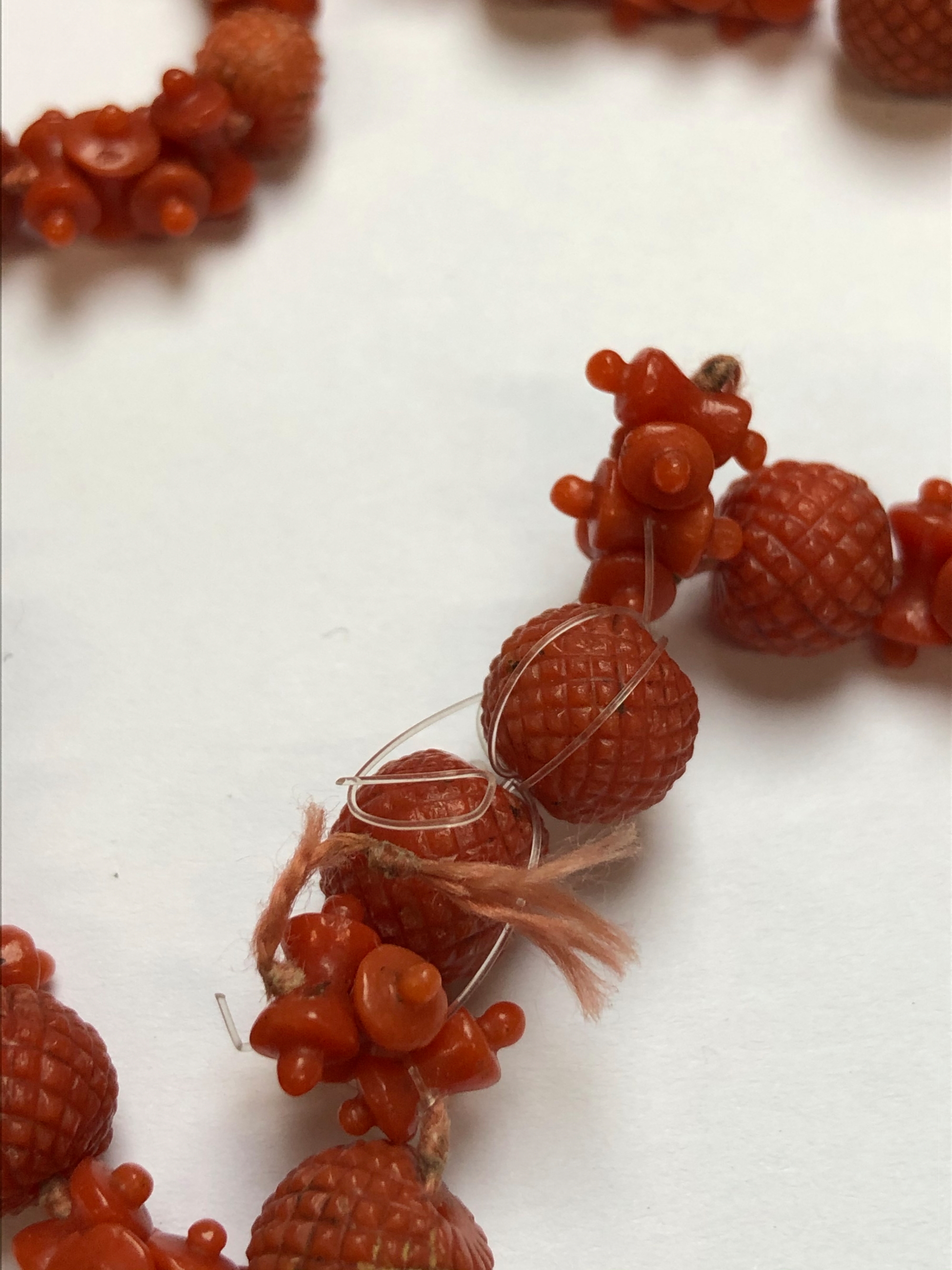 AN ANTIQUE CARVED RED CORAL ROPE OF BEADS AND SPACERS, COMPLETE WITH AN ENGRAVED BOX CLASP. APPROX - Image 12 of 31