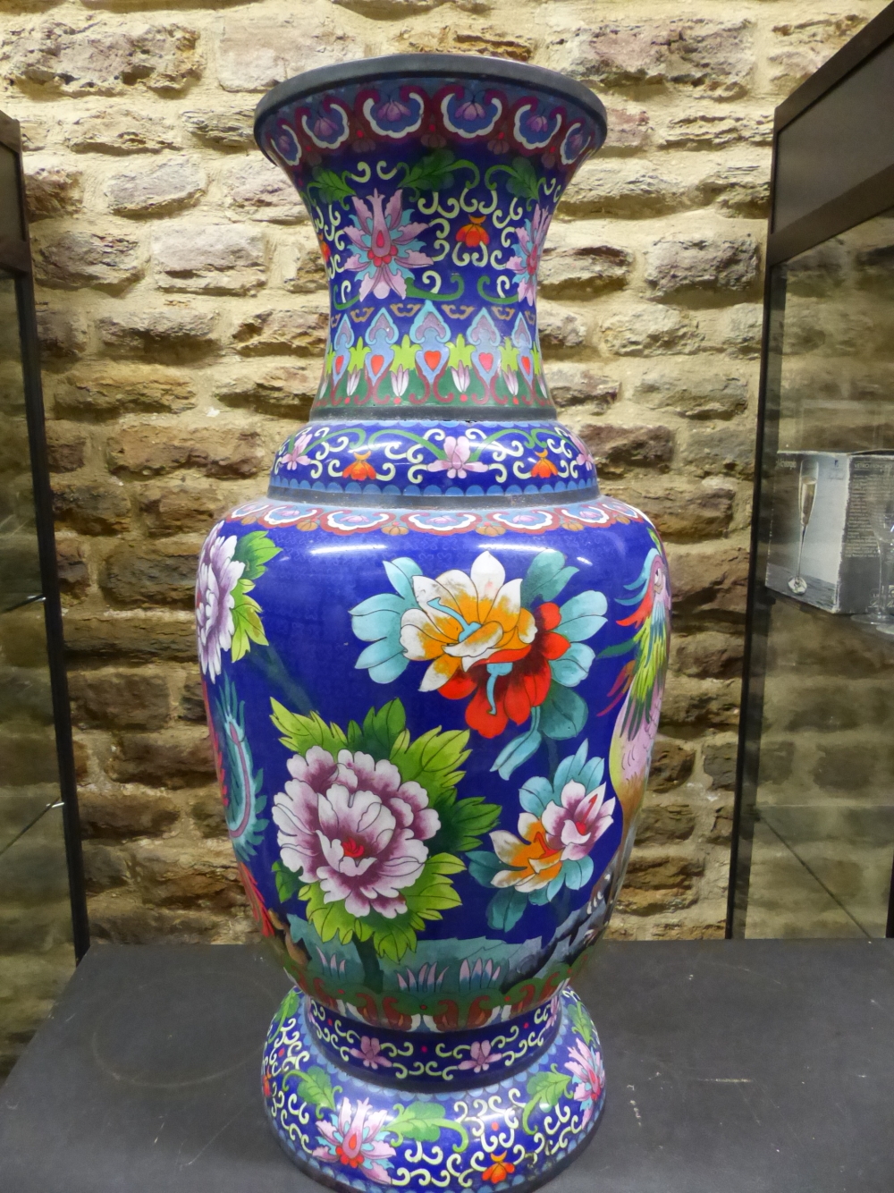 A CHINESE CLOISONNE ENAMEL BALUSTER VASE WORKED WITH TWO PHOENIX AMONGST PEONIES ON A DEEP BLUE - Image 7 of 9