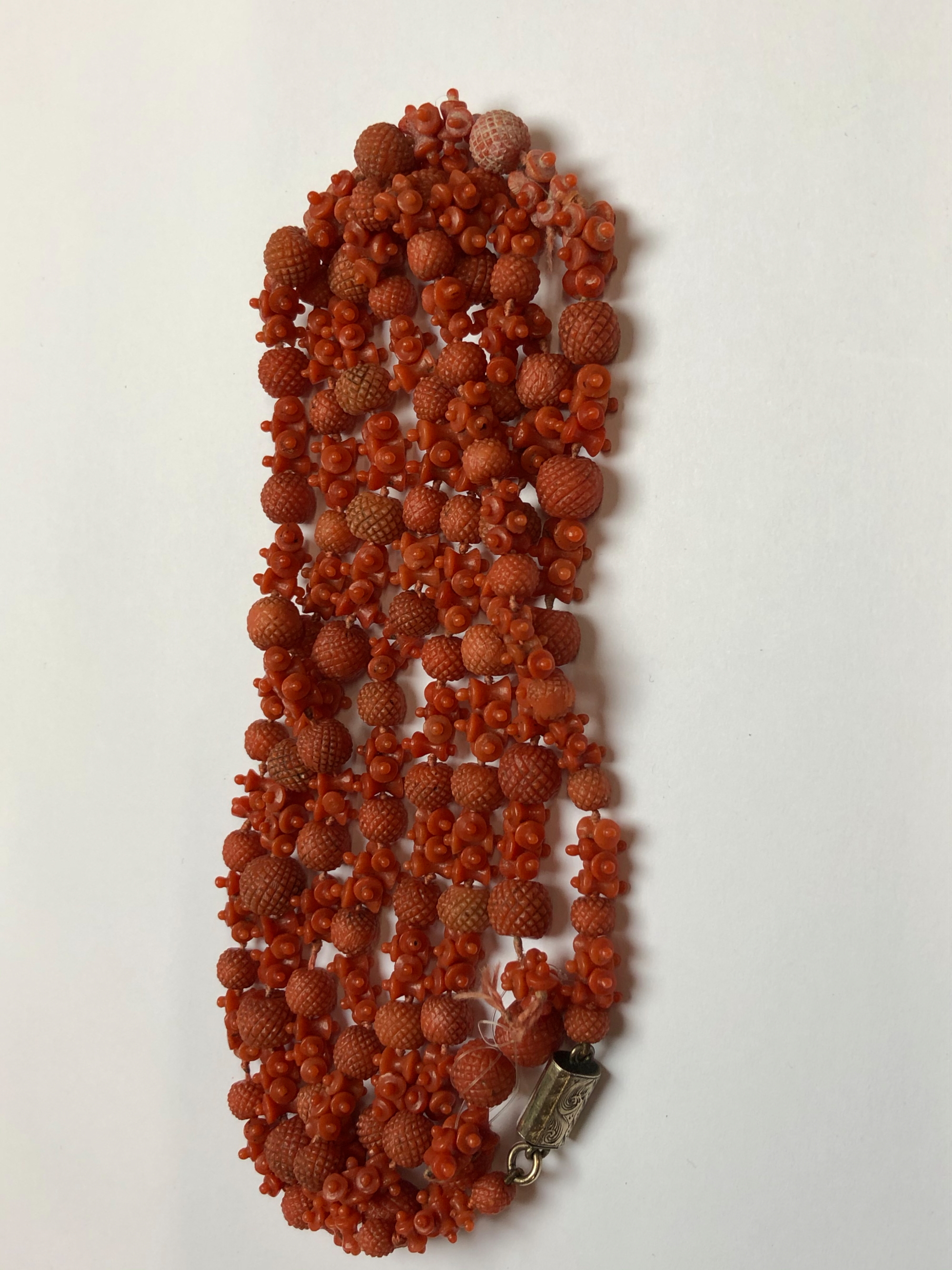 AN ANTIQUE CARVED RED CORAL ROPE OF BEADS AND SPACERS, COMPLETE WITH AN ENGRAVED BOX CLASP. APPROX - Image 17 of 31