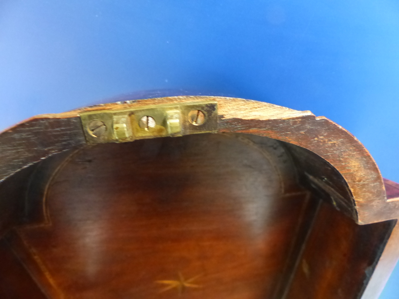 A GEORGE III MAHOGANY KNIFE BOX CONVERTED FOR STATIONERY, THE SLOPING LID CROSS BANDED IN - Image 6 of 8